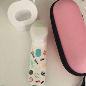 Clinique facial cleansing brush with case